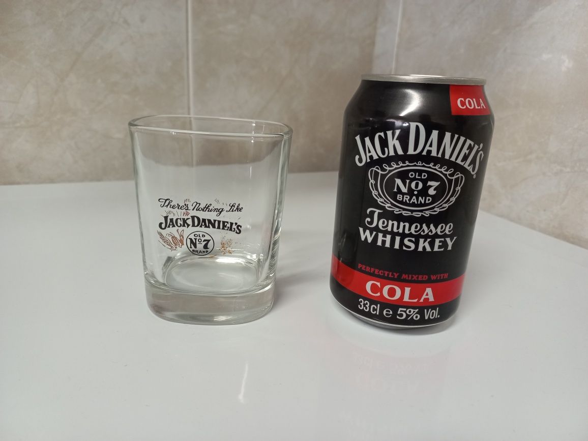 4 Copos e 4 latas Jack Daniels