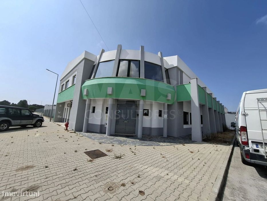 Armazém com Edifício e Terreno para Expansão - Vila Nova de Santo A...