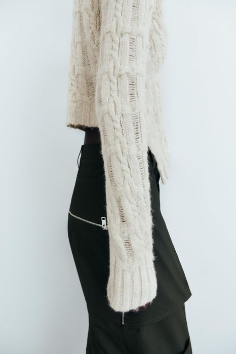 Бежевий светр zara