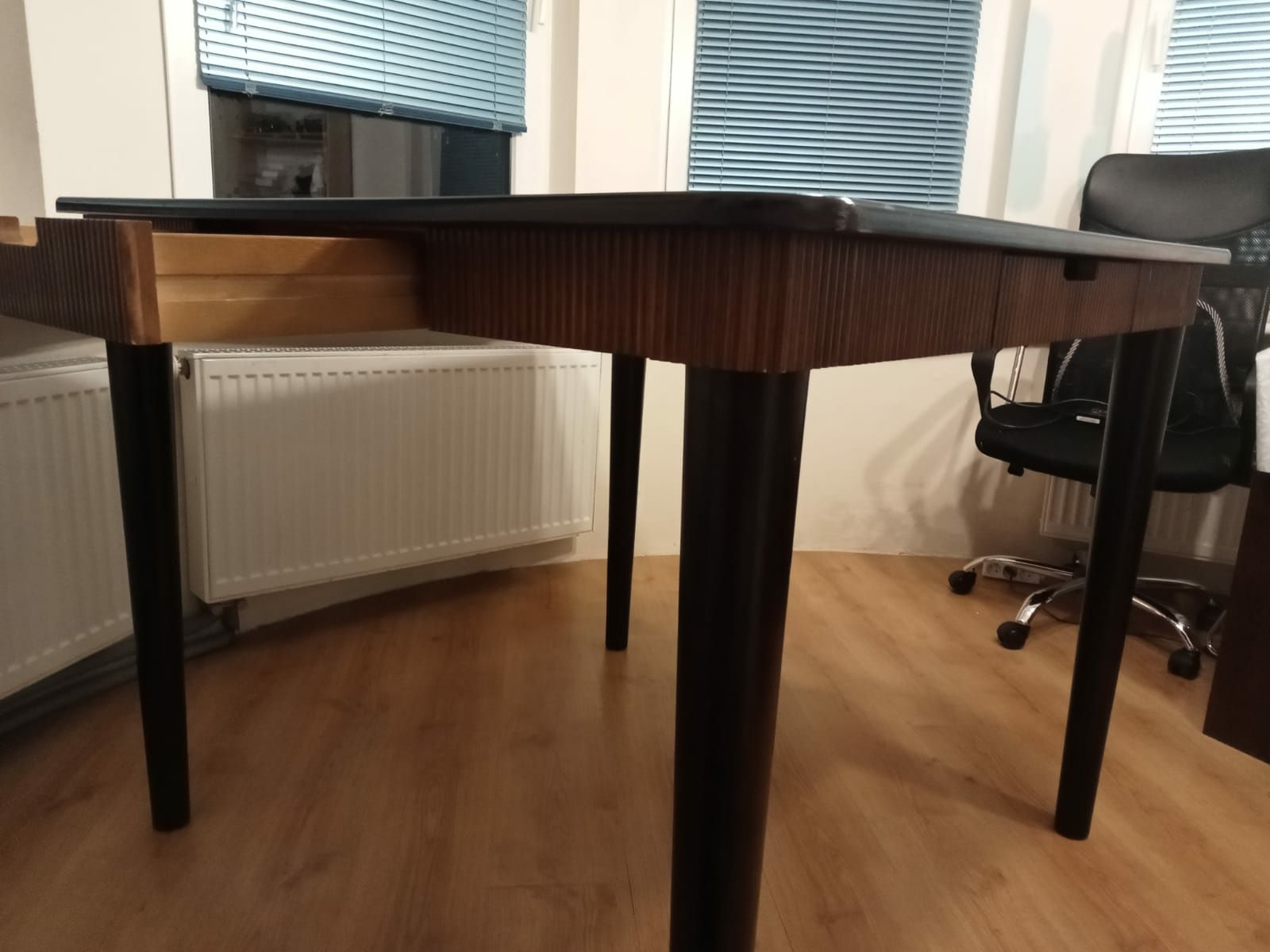 Wysoki stół drewniany z 4 krzesłami firmy "Pier 1 Imports"