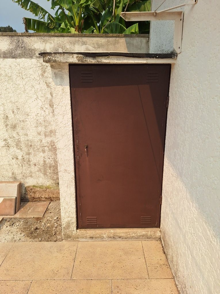 Portão de ferro com fechadura