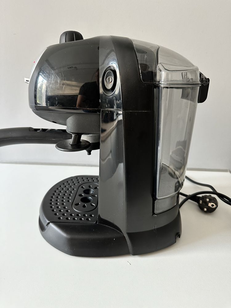 Ekspres kolbowy do kawy ze spieniaczem DeLonghi EC201CD.B