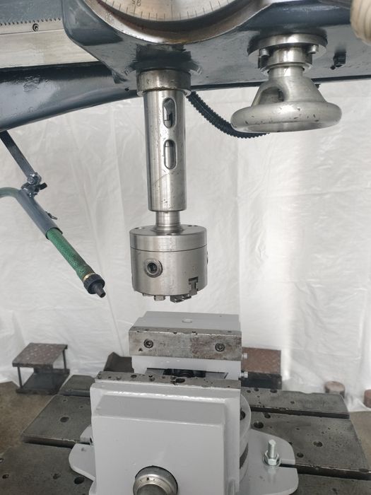 Maquina de furar radial