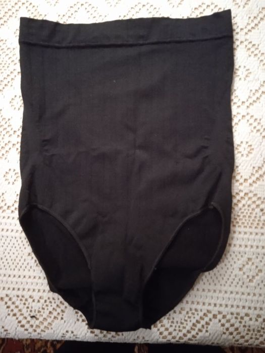 Утягивающие плотные трусики с завышенной талией.