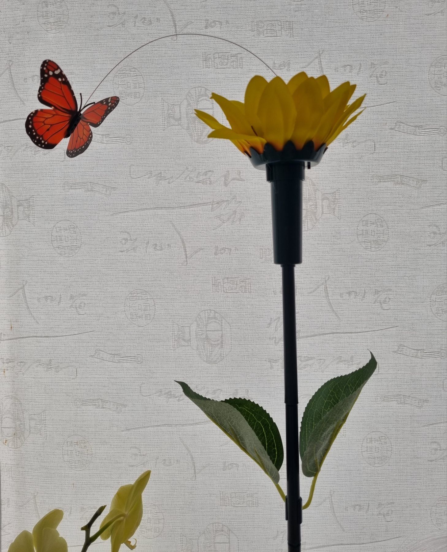 Садовий, газонний декор - соняшник з метеликом на сонячній батареї