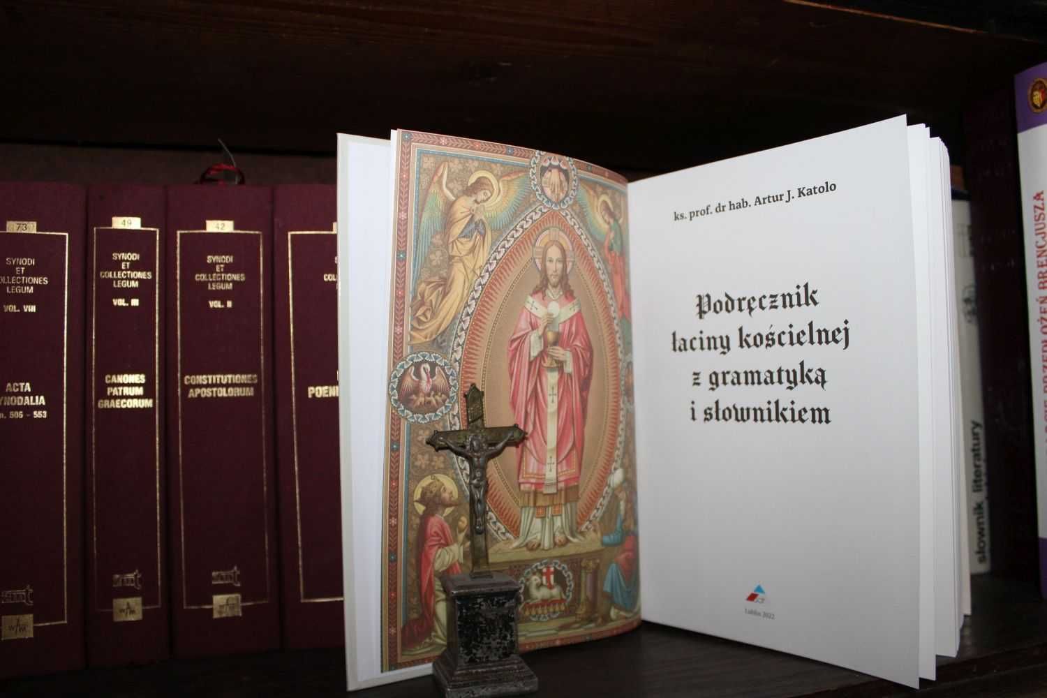 Podręcznik łaciny kościelnej z gramatyką i słownikiem.