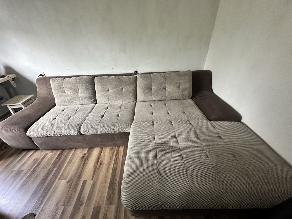 Naroznik z funkcja spania i pojemnikiem na posciel
