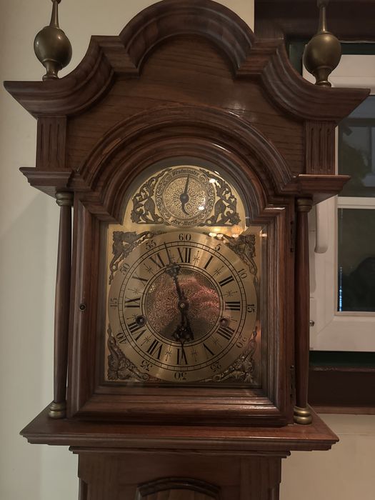 Relógio de chão de madeira
