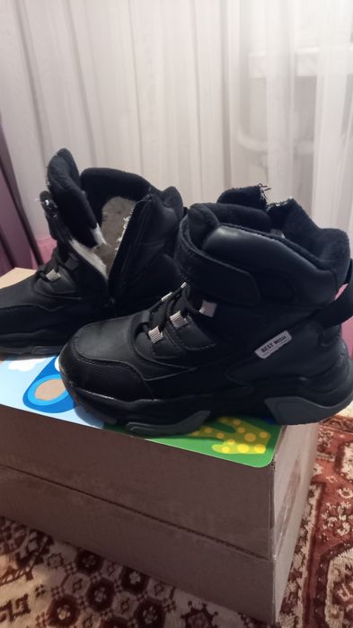 Продам зимние  ботинки для мальчика  размер 30 и 32