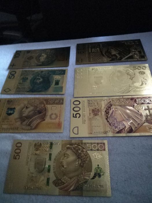 Pozłacane banknoty PLN, ruble, euro i dolary