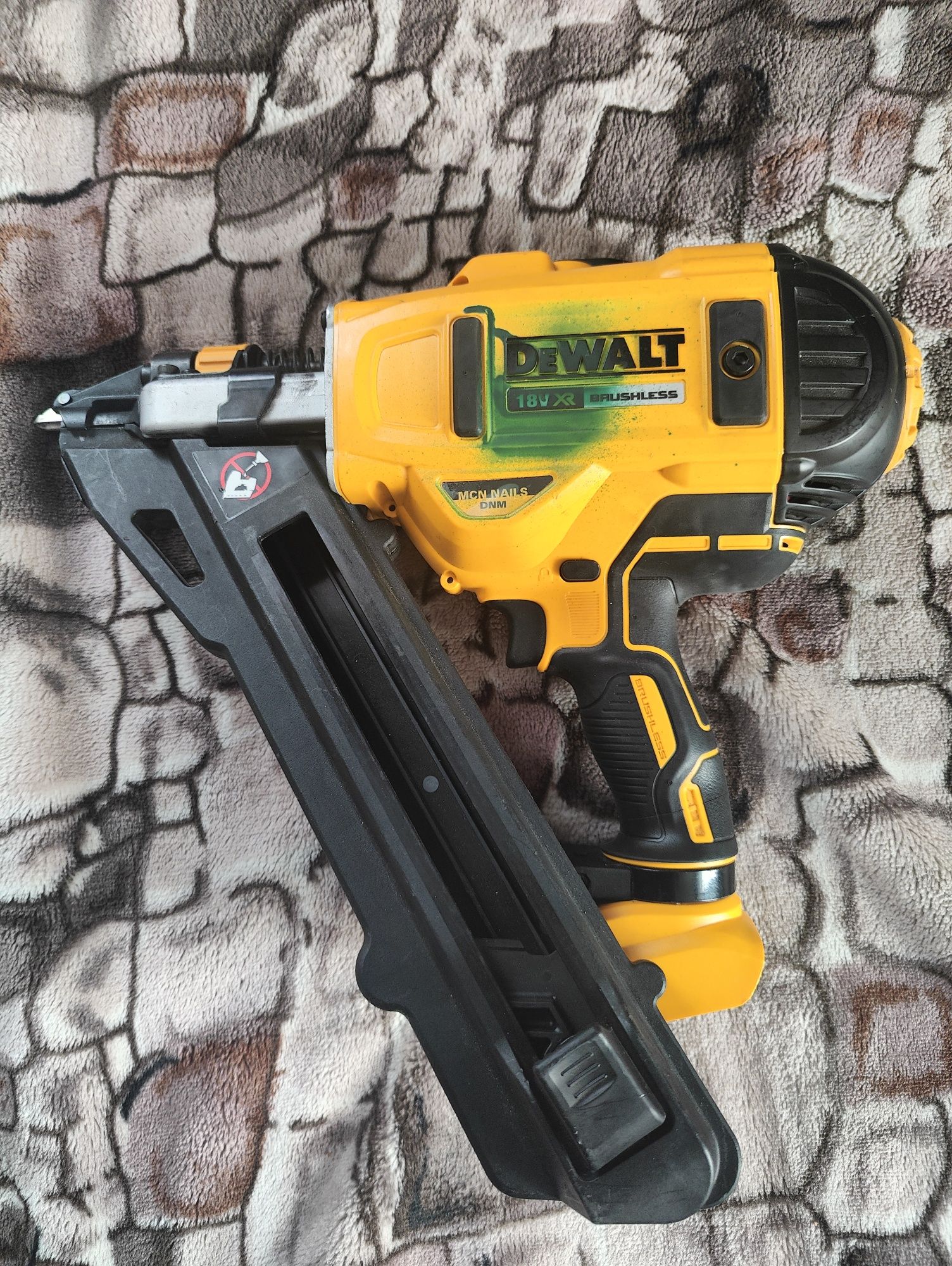 Gwoździarka DeWalt DCN693