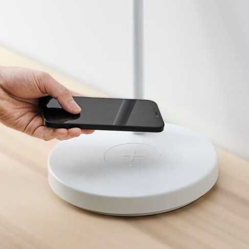 lampa biurkowa z ładowaniem indukcyjnym IKEA z portem USB-C