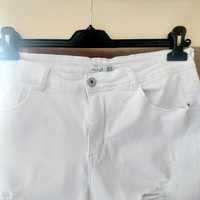 Damskie, białe jeansy z dziurami 44