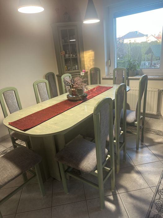 Jadalnia zestaw stół z krzesłami i komoda