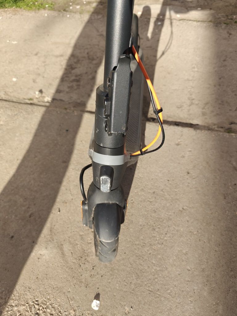 Продам електросамокат Ninebot KickScooter E2