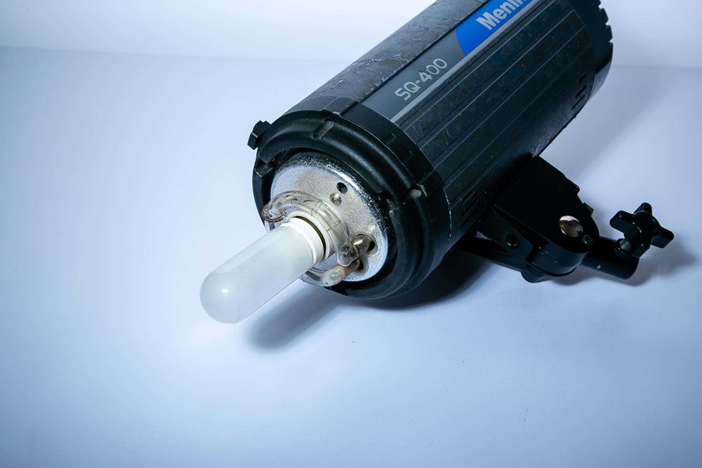 Продам фотовспышку  Menik SQ-400