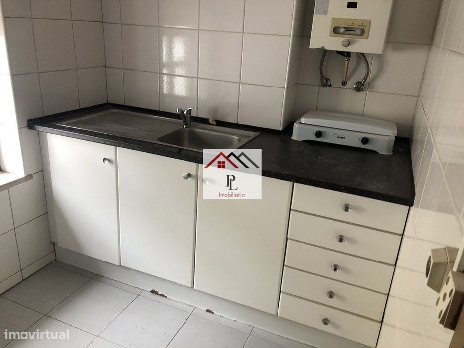 Apartamento T2 com terraço junto a Praça (A185PL)