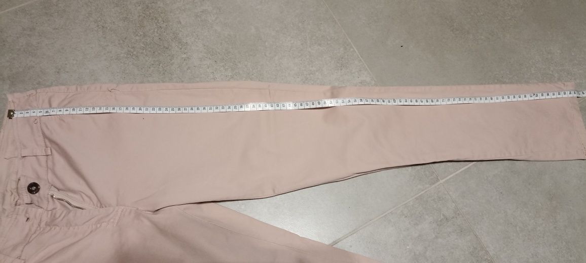 Różowe spodnie materiałowe