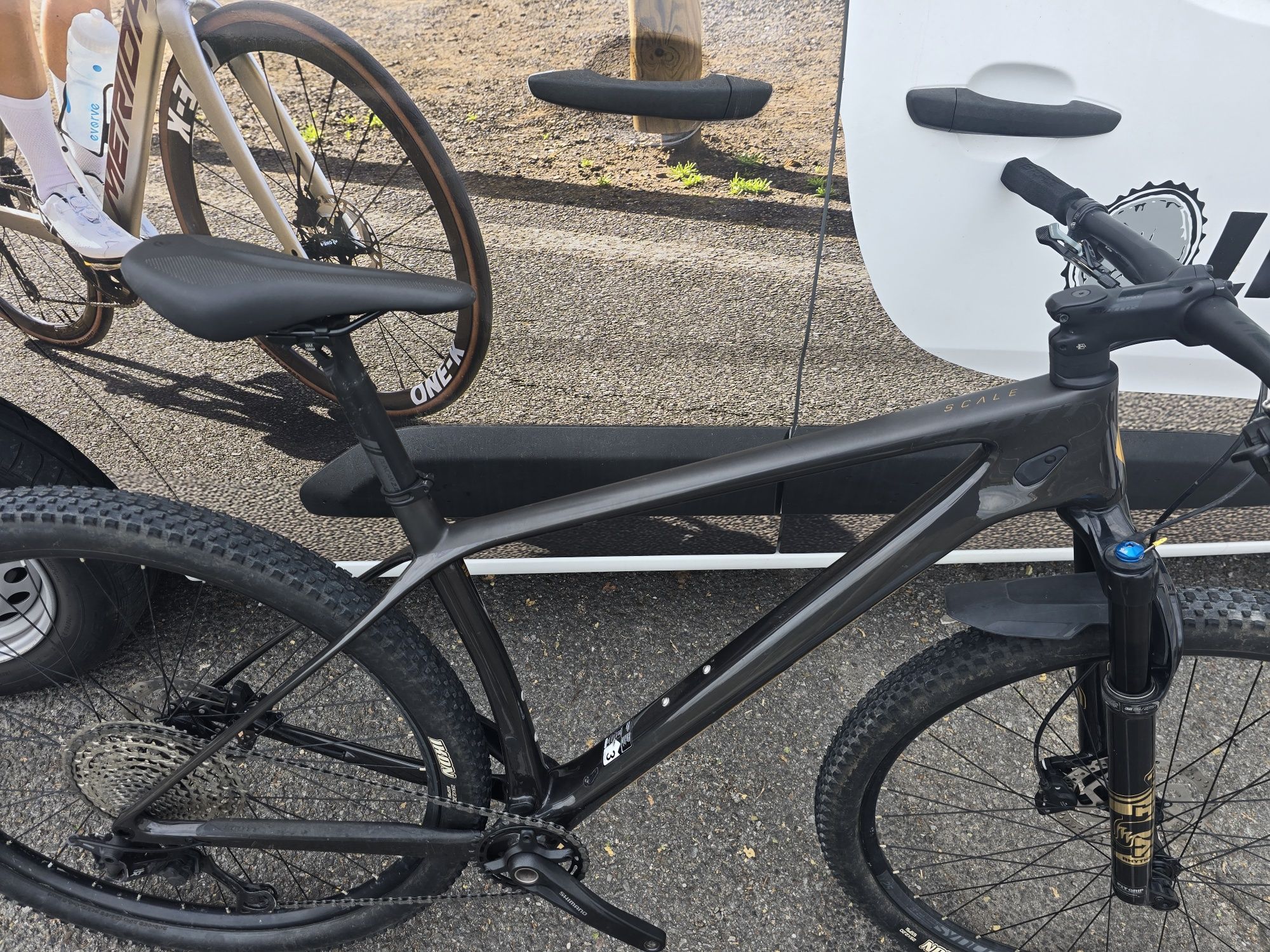 Scott scale L carbono 12x1v como nova