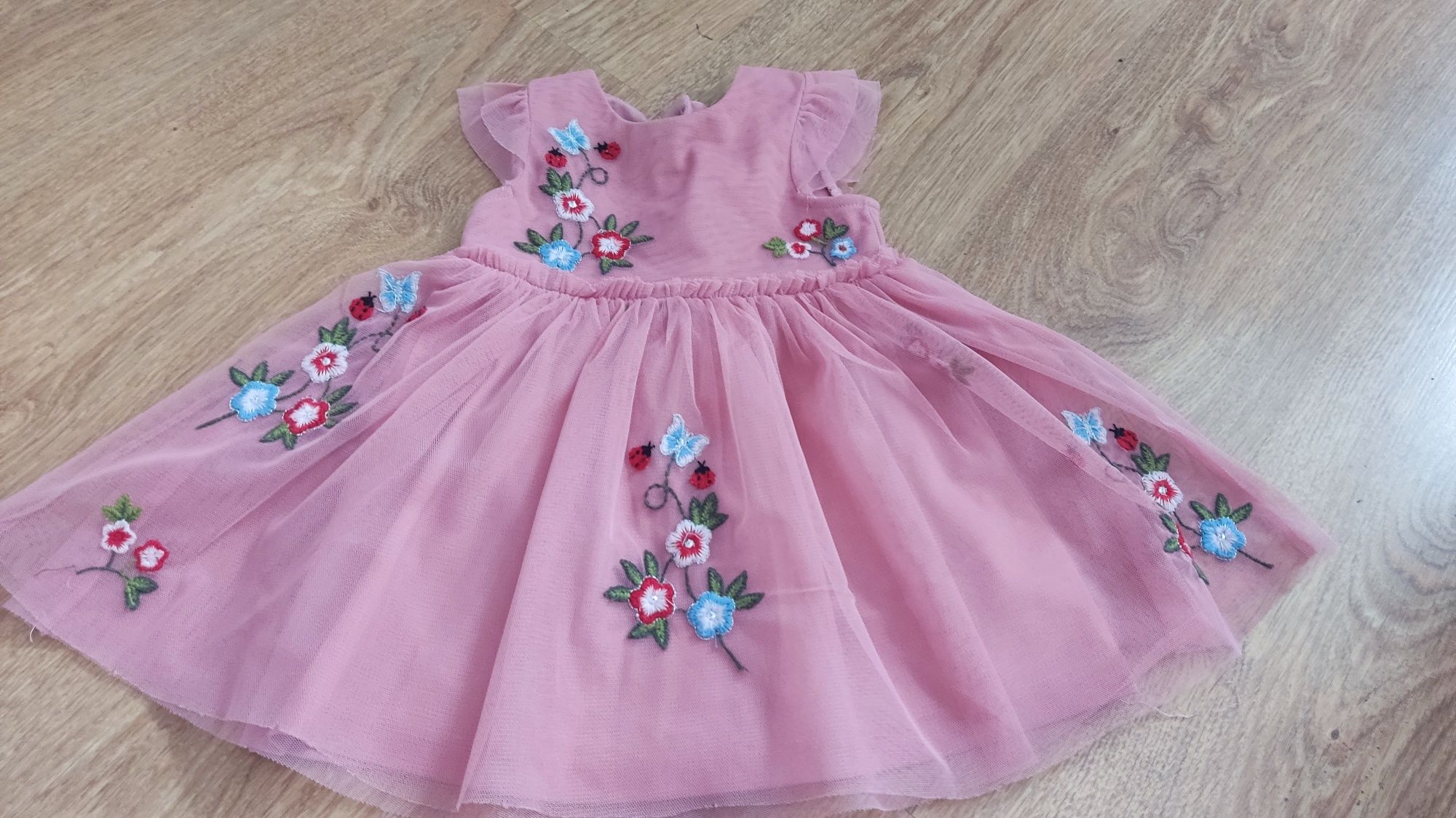 Przepiękna sukienka z haftami Primark, rozm. 74