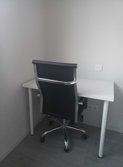 Conjunto secretária e cadeira de escritório