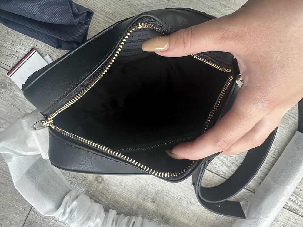 Listonoszka Tommy Hilfiger chic camera bag czarna logo nowa