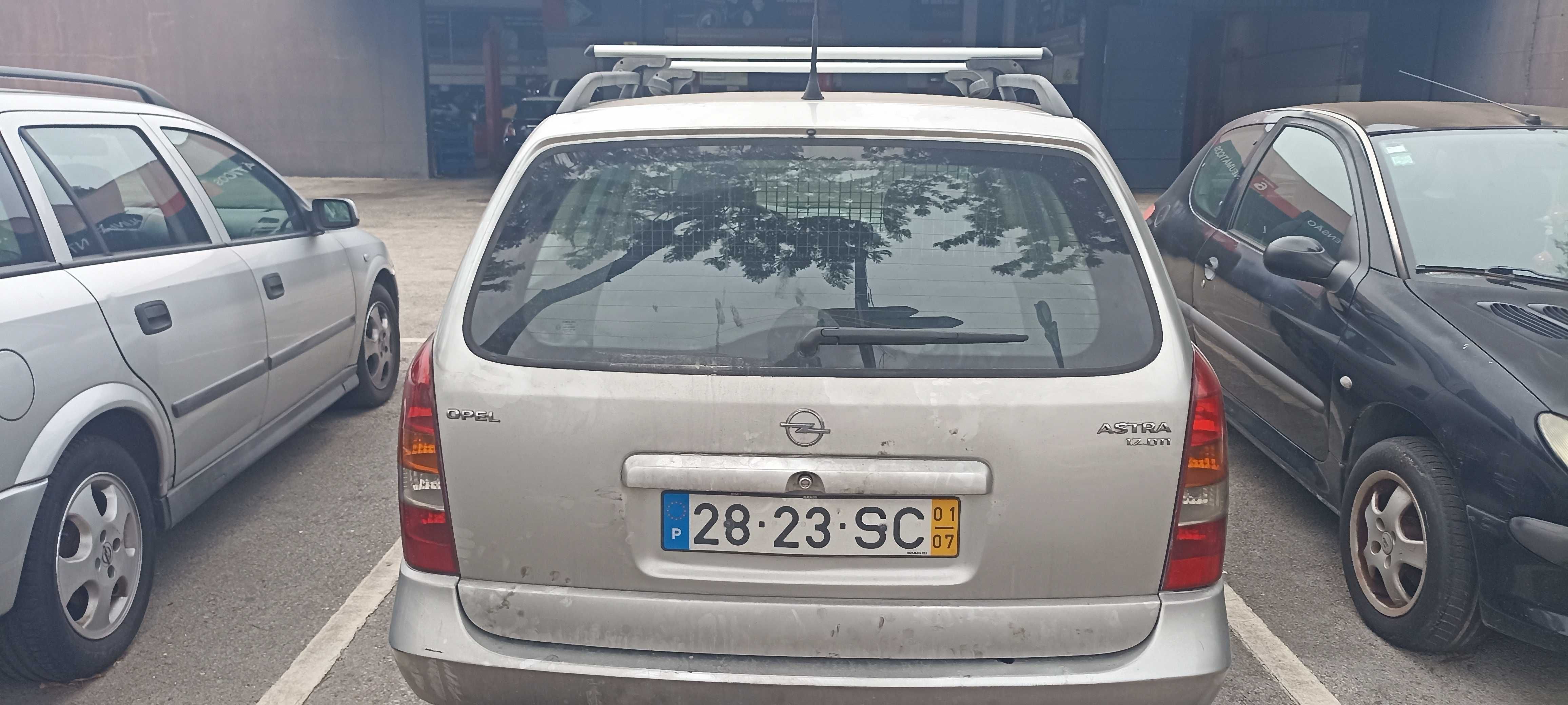 Opel Astra / motor parcialmente desmontado