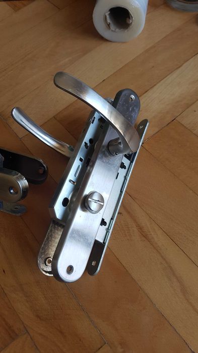 Okucia do drzwi sprzedam