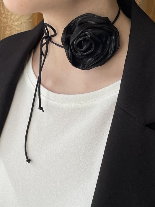 Аксесуар троянда на шию