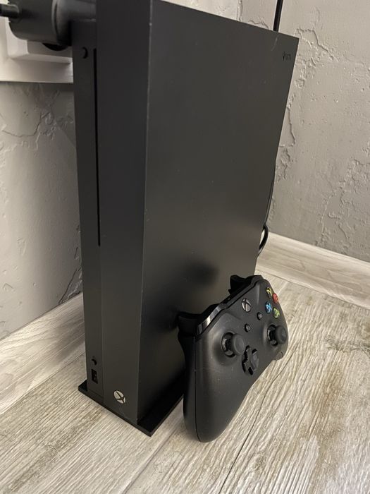 Продам Xbox One X 1 Tb