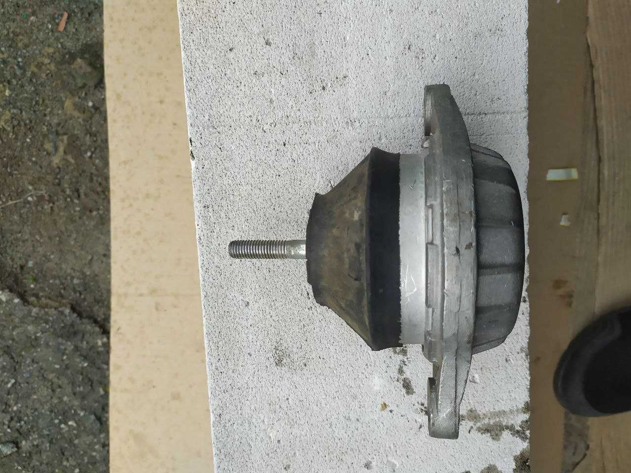 Подушка двигуна Audi 100 2.3 C4