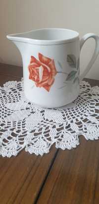 Dzbanek porcelanowe na herbatę lub mleko
