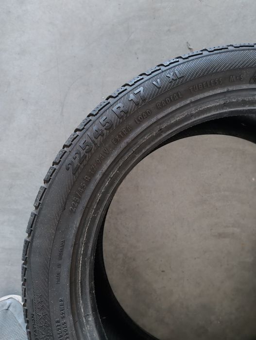Автошини  Barum Polaris 225/45 R17 зимові.