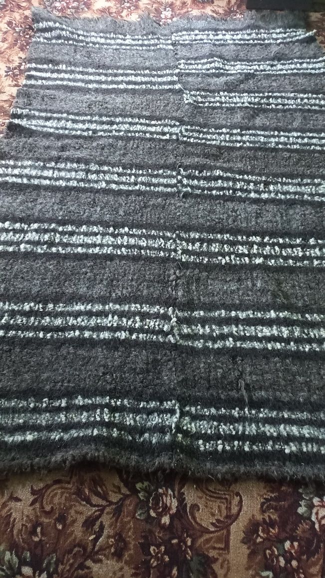 Продам давній шерстяний ліжник.