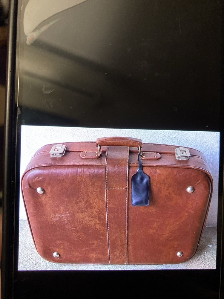 Vendo duas malas de viagem dos anos 70
