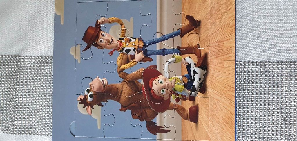 Książka z puzzlami