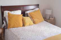 Vendo cama de madeira maciça com colcháo incluido