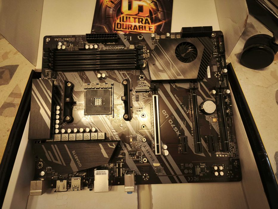 Motherboard Gigabyte X570 UD (AMD Ryzen 3xxx e 5xxx)
