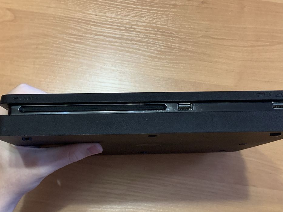 Playstation 4 slim 1tb + 3 гри