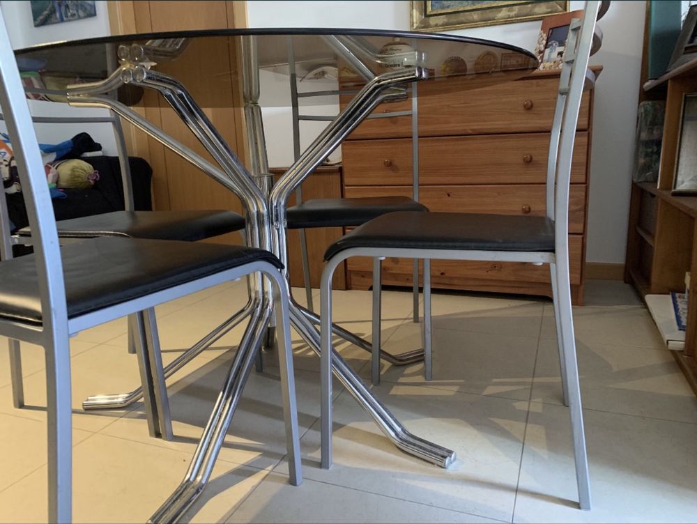 Mesa de vidro com 4 cadeiras