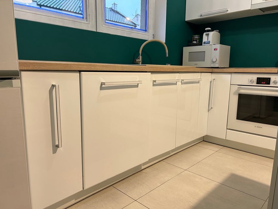 Kuchnia z wyspą kuchenną i krzesłami