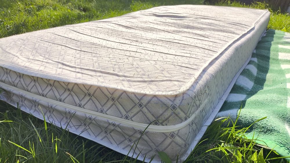 Materac z pokrowcem na zamek 90x200