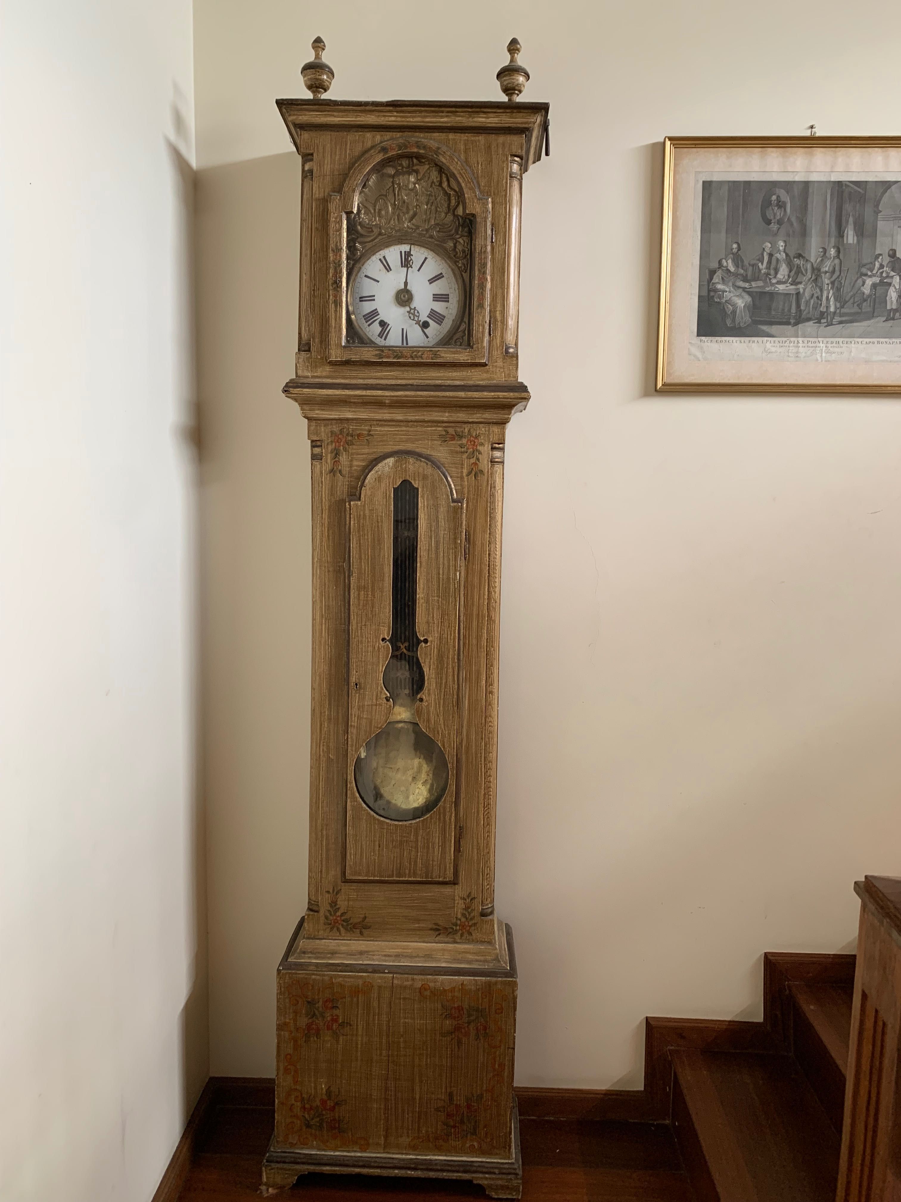Relógio antigo de caixa alta