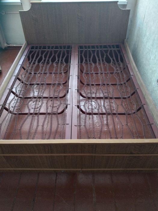 Двухспальная кровать с матрасами.