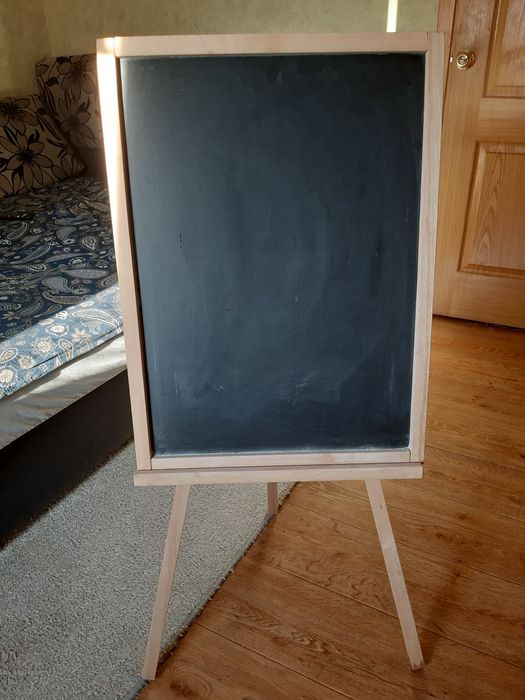 Мольберт с доской в отличном состоянии