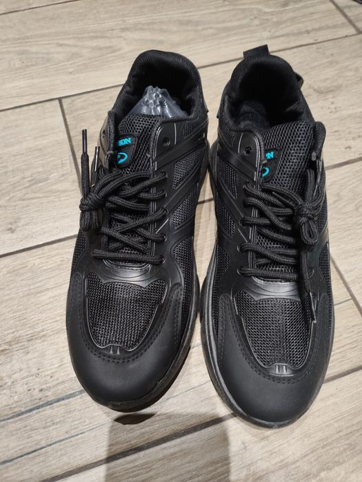 Продам нові кросівки