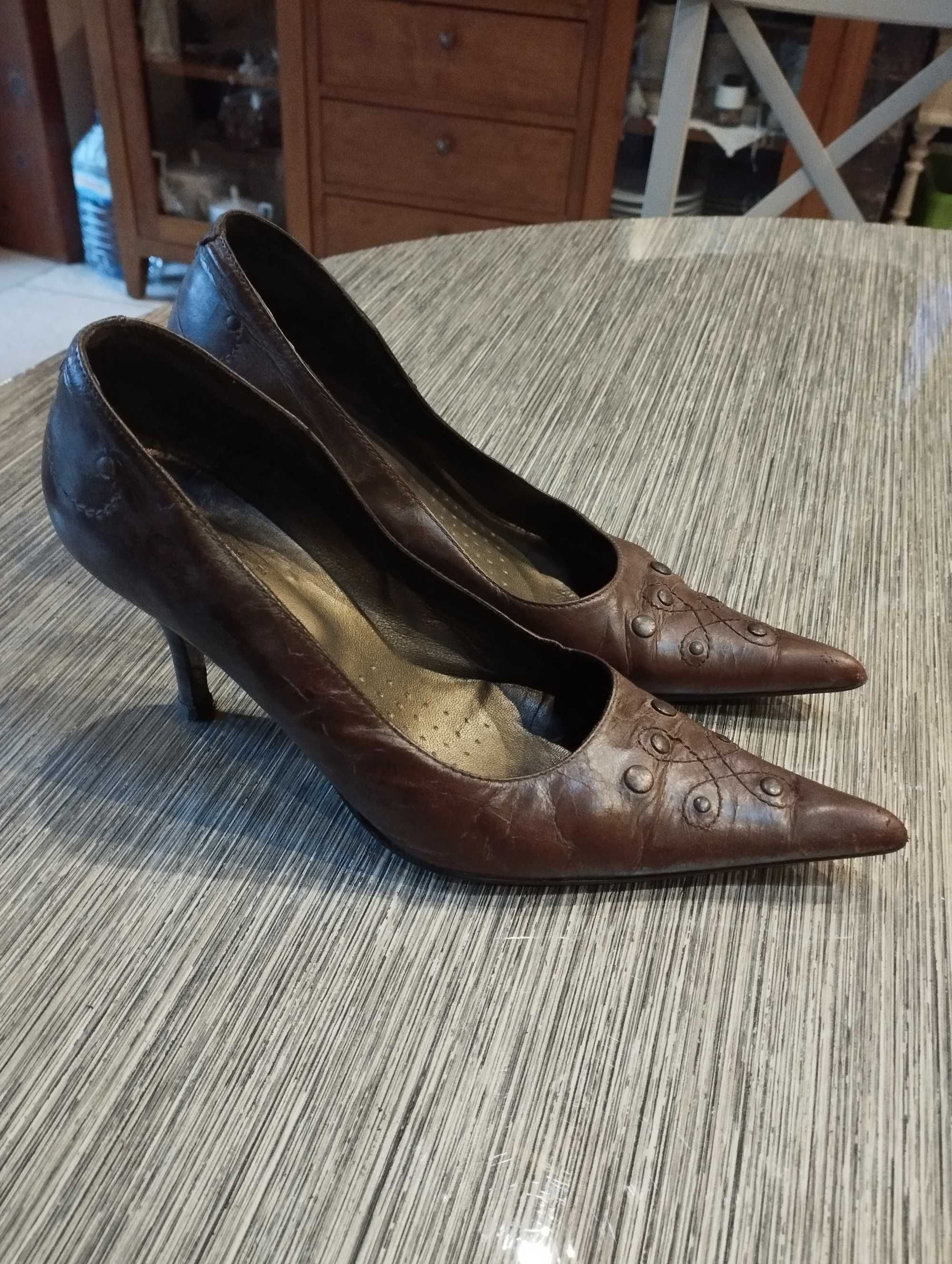 Sapatos castanhos em pele