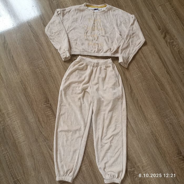 Велюровий костюм на дівчинку 134