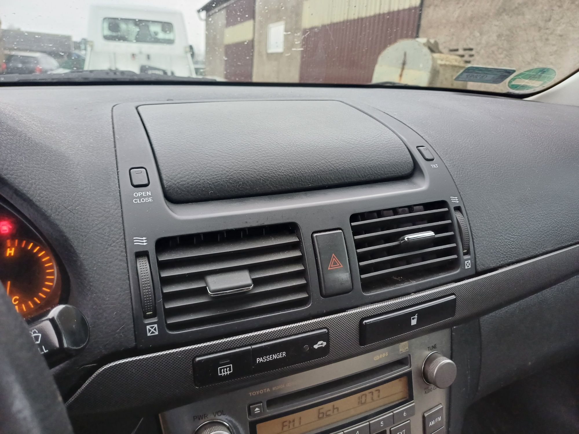 Toyota Avensis t25 schowek nawigacja panel czescj