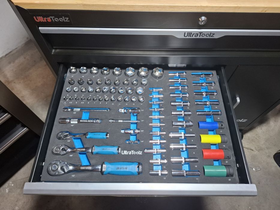 Szafka narzędziowa z elektronarzędziami